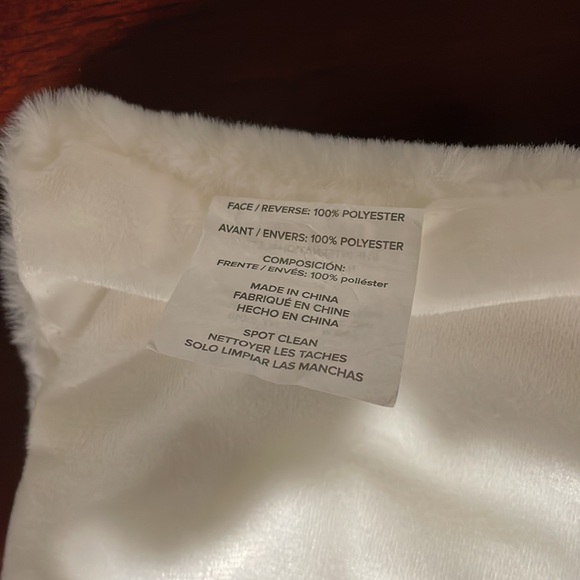 NWT UGG Lita Table Runner 90 x 14 Inches Dining Ivory Fuzzy Decor Piece - Picture 7 of 9